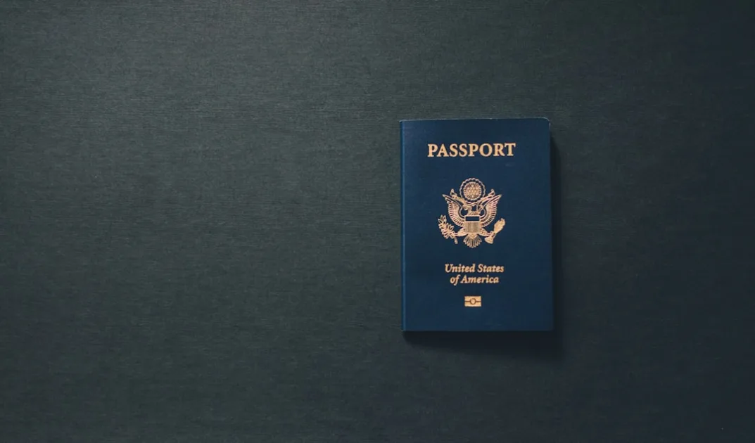 Diferencias entre emigrar y expatriarse: guía real