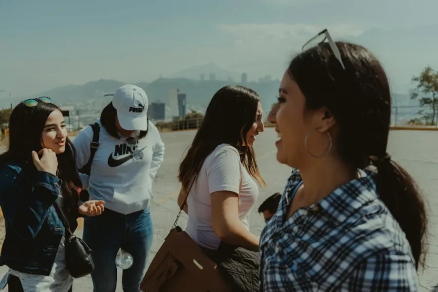 Vida social del emigrante argentino: qué cambia de verdad